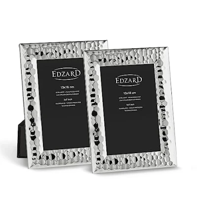 Immagine di EDZARD Set di 2 cornici per foto Gubbio cornice 13 x 18 cm, nobile argentata, protetta dall&#039;ossidazione, con retro in velluto, appendini, piedi e appesa