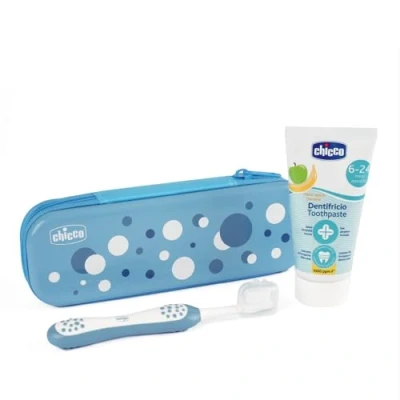 Immagine di Chicco Set Spazzolino e Dentifricio Per Bambini, Con Pratico Astuccio, Comprende Al Gusto Mela Banana Spazzolino, i Primi Denti da Latte, Viaggio, 6 36 Mesi, Azzurro