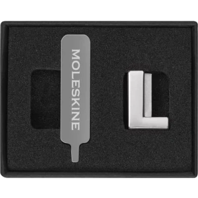 Immagine di Moleskine Pin per Taccuino o Agenda Lettera L, Spilla Lettere, Personalizza la Chiusura con Elastico, Idee Regalo Personalizzato, Colore Argento
