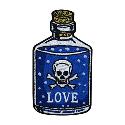 Immagine di Finally Home Love Poison Toppa termoadesiva per bottiglie, con teschio, scritta in lingua tedesca &quot;Love&quot;