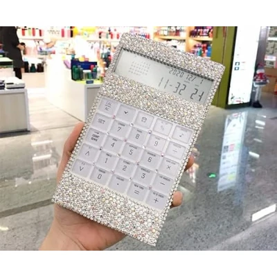 Immagine di calcolatrice con strass luccicanti argentati, per ufficio e casa, elettronica, da tavolo a energia solare, 12 cifre, display LCD inclinato