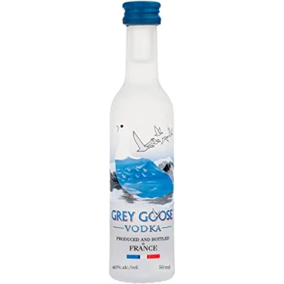 Immagine di GREY GOOSE Premium French Vodka, Vol. 40%, 5 cl / 50 ml, pregiata vodka francese creata dal migliore grano monorigine e acqua sorgiva