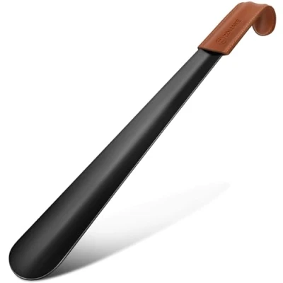 Immagine di ZOMAKE Calzascarpe Lungo in Metallo Scarpa Corno Acciaio Inossidabile con Manico Pelle,42cm Stabile Shoe Horn per Anziani Uomini Donne Bambini