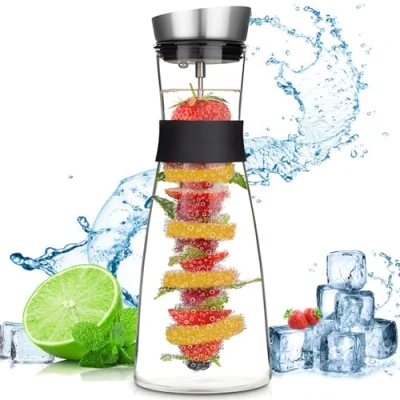 Immagine di ZHHGOO Caraffa Vetro,1.5 Litri Brocca con Spiedo per Frutta,Brocca Acqua in Vetro Coperchio Inox Succo Caldo Freddo,Bevande ghiacciate,tè,Latte,caffè e Vino Rosso