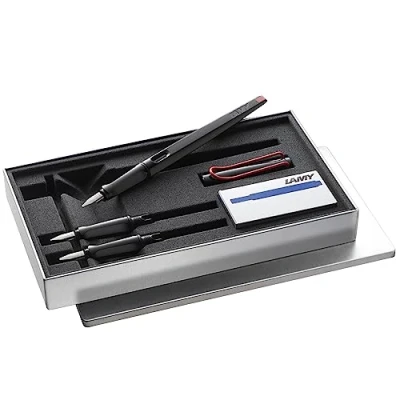 Immagine di Lamy Set di penne calligrafiche joy black con 3 pennini diversi (1,1/1,5/1,9 mm) impugnatura ergonomica 5 cartucce d&#039;inchiostro T 10 blue