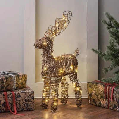 Immagine di Lights4fun Renna Illuminata in Rattan da 55 cm con 50 LED Bianchi Caldi a Pile Timer Decorazione Natalizia per Interni