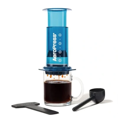 Immagine di AeroPress Clear Blu Macchina per Caffè 3 in 1: combina French Press, Pour over ed Espresso corposo senza amarezza Piccola caffettiera portatile viaggio e campeggio,
