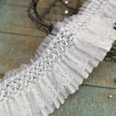 Immagine di Yulakes nastro in pizzo bianco 3D da 4,5 m, con applicazioni ricamate, elastico plissettato guipure, tessuto di volant, per abiti, gonne, copricapi, cucito, fai te,