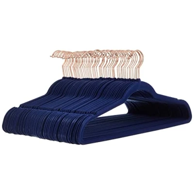 Immagine di Amazon Basics Confezione da 50 grucce sottili con superficie antiscivolo in velluto Blu navy/Oro rosa