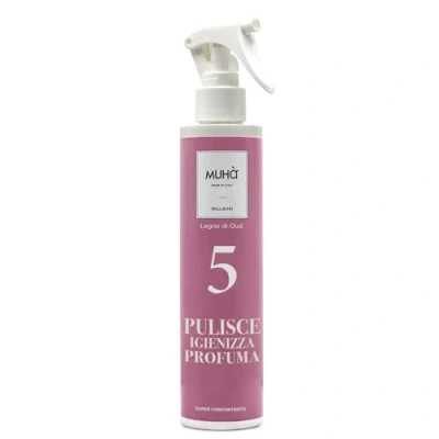 Immagine di MUHA&#039; Spray Multiuso, Pulisce Igienizza, Profuma Qualsiasi Ambiente, Annulla gli Odori, Fragranza Legno di Oud, Formato da 200 ml
