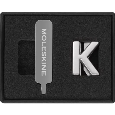 Immagine di Moleskine Pin per Taccuino o Agenda Lettera K, Spilla Lettere, Personalizza la Chiusura con Elastico, Idee Regalo Personalizzato, Colore Argento