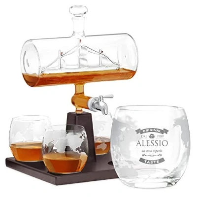 Immagine di Maverton Decanter per whisky in vetro incisione personalizzata Caraffa da 1000 ml con una nave all’interno + 4 Set bicchieri idea regalo l’uomo original