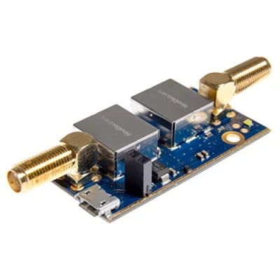 Immagine di Nooelec SAWbird+ iO Barebones Filtro SAW Premium e Modulo LNA a Basso Rumore Cascata per Applicazioni L Band (Inmarsat AERO/STD C). Frequenza Centrale 1542 MHz
