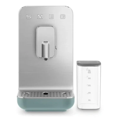 Immagine di Smeg, Macchina da Caffè Espresso Automatica BCC13EGMEU, Sistema Latte, Macinacaffè Integrato, Thermoblock, 1,4 L, Cassetto Raccogligocce Rimovibile, Dimensioni Compatte, 1350W, Verde Smeraldo