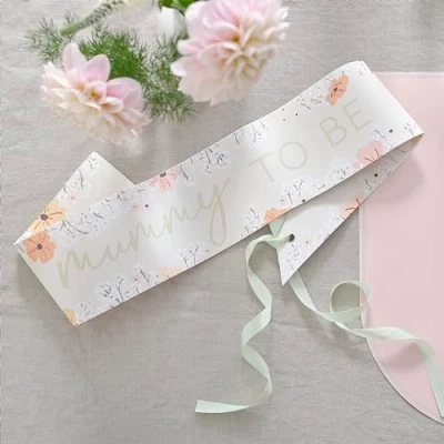 Immagine di Ginger Ray Fascia di carta floreale Mummy to Be con nastro verde pastello per baby shower, accessorio indossabile 154 cm, FLB 110