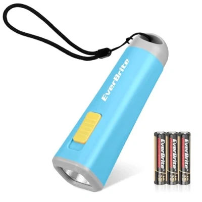 Immagine di EverBrite Mini Torcia Bambini LED (Blu), Torce Portatile 46g con Luce Gialla Calda, Ideale per Leggere, Campeggio e Passeggiate, 3 Batterie AAA Incluse, Molto Adatto i Regali