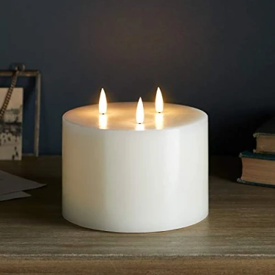 Immagine di Lights4fun Candela TruGlow® in Cera Avorio con 3 Stoppini e LED Bianchi Caldi a Pile per Interni