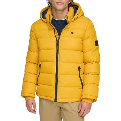 Immagine di Tommy Hilfiger Classic Hooded Puffer Jacket (Regular And Big &amp; Tall Sizes) Cappotto Alternativo in Piuma, Giallo, M Uomo