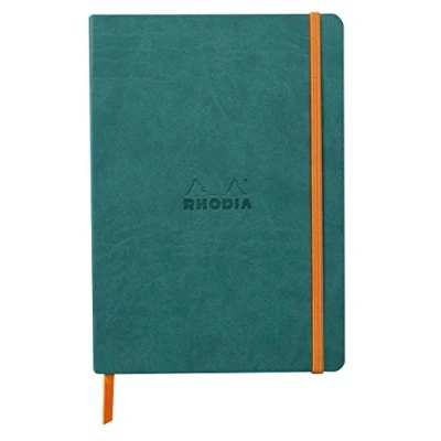 Immagine di RHODIA 117376C Taccuino flessibile pavone A5 a righe 160 pagine Carta Clairefontaine Avorio 90 g/m Segna pagina, Chiusura con elastico Copertina Simil Cuoio Collezione Rhodiarama