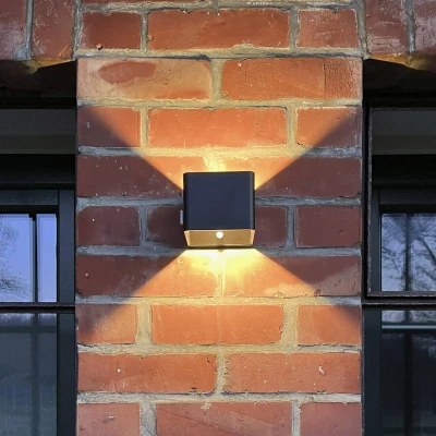 Immagine di Brilliant Applique da esterno a LED Iseo, nero, larghezza 10 cm, sensore
