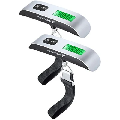 Immagine di Fosmon Bilancia da Viaggio Digitale (2 Pezzi) LCD Retroilluminato, 110 lb/50 kg, Acciaio Inox, Funzione Tare, Display Preciso Ideale per Bagagli, Viaggi e più Sensore di Temperatura Argento