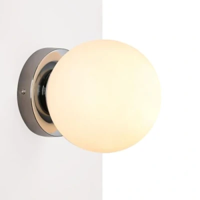 Immagine di B·LED BARCELONA LED Applique da parete moderno IP44 con paralume a sfera in vetro bianco opale portalampada E27 e base alluminio cromato per bagno balcone veranda camera letto specchio
