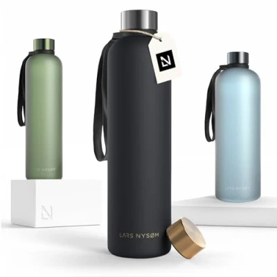 Immagine di LARS NYSØM Borraccia 1l Bottiglia acqua 1000ml BPA free ultraleggera in Tritan Sport a prova di perdite Ideale per sport, ufficio, yoga 2 coperchi inclusi (Black Gold, 1000ml)