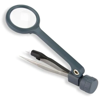 Immagine di Carson MagniGrip 4.5x Lente d&#039;ingrandimento con pinzette a punta fine e luce LED