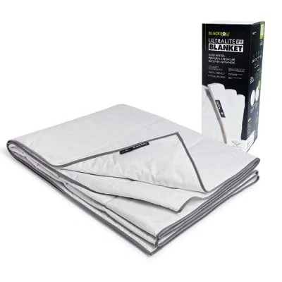 Immagine di BLACKROLL® Recovery Blanket Ultralite la coperta relax celliante per una rigenerazione più veloce. I minerali naturali incorporati convertono il calore del corpo in infrarossi