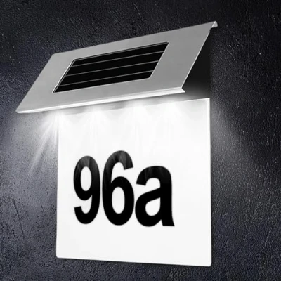 Immagine di numero civico illuminato a energia solare, in acciaio inox, con 4 LED, per esterni, impermeabile, interruttore crepuscolare, numeri da 0 9 e