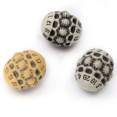 Immagine di Set Dadi D20 di Tre 20 Facce per GDR a Tema Teschio &amp; Ossa. Regalo Fresco e Unico Dungeons Dragons (DND), Warhammer, D&amp;D, Pathfinder, Magic the Gathering (MTG). (Misto)