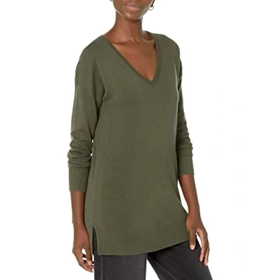Immagine di Amazon Essentials Maglione A Tunica Leggero Maniche Lunghe con Scollo v (Disponibile in Taglie Forti) Donna, Verde Oliva Scuro, XS