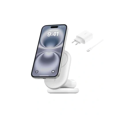 Immagine di Belkin BoostCharge Caricabatteria magnetico pieghevole 2 in 1 con Qi2 15 W, caricatore wireless MagSafe, ricarica rapida per Apple iPhone 15/14/13/12, base antiscivolo, alimentatore incluso, bianco