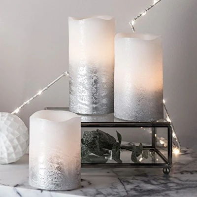 Immagine di Lights4fun Set di 3 Candele Pilastro/Cilindriche LED a Pile in Cera Bianca con Effetto Ombré Argento