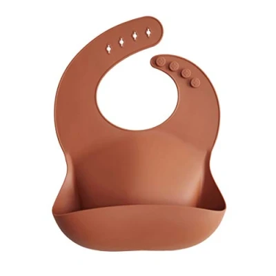 Immagine di mushie Bavaglino Silicone Impermeabile Regolabile Facile da Pulire 4 Misure Regolabili con tasca Frontali Profonde Senza BPA articoli per neonati &amp; bambini Clay