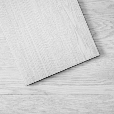 Immagine di VEVOR Piastrelle per Pavimenti Autoadesive in Vinile 914 x 152 mm 36 Pezzi Spesse 2,5 Venature del Legno Grigio Chiaro Cucina, Sala da Pranzo, Camere Letto Bagni, Decorazione di Casa