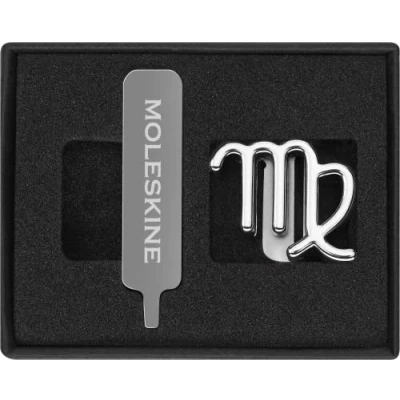 Immagine di Moleskine Pin per Taccuino o Agenda Vergine, Spilla Simbolo Zodiacale, Personalizza la Chiusura con Elastico, Idee Regalo Personalizzato, Colore Argento