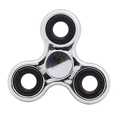 Immagine di Toyland® Fidget Hand Spinner Sollievo da Stress e ansia Colori Assortiti (Argento Metallizzato Anelli Neri)