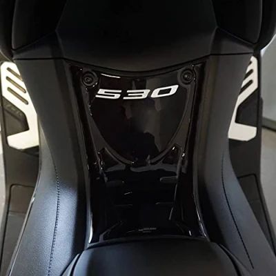 Immagine di labelbike Adesivo resinato in gel 3D per Pedana anteriore compatibile con YAMAHA TMAX 530 2017 2019 colore nero argento