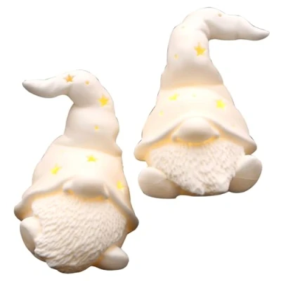 Immagine di Dekohelden24 Gnom in porcellana LED gnomo con cappello bianco come set da 2 pezzi, dimensioni di ogni statuetta (lunghezza x larghezza altezza): 8,5 8,7 11 cm