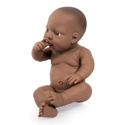 Immagine di Bayer Design 94200AA Bambola bebè di 42 cm femmina con pelle scura resistente all&#039;acqua