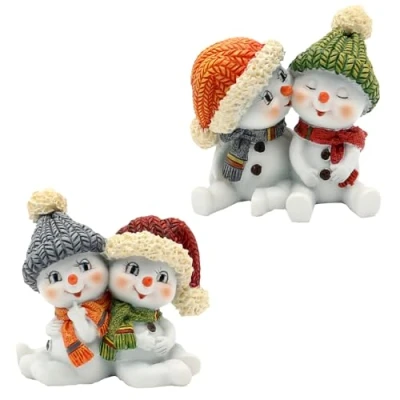 Immagine di Dekohelden24 Coppia di bambini con neve, set da 2 pezzi, cappello e sciarpa in rosso, grigio, arancione verde, seduta (lunghezza x larghezza altezza): 5,5 3,5 cm