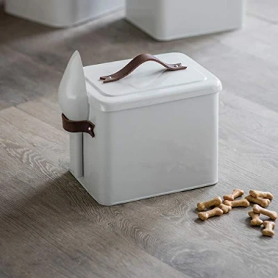 Immagine di CKB Ltd Contenitore per Alimenti Animali Domestici con Paletta Cani, Gatti, in Metallo, Coperchio sigillato, Manico Pelle, 7 kg, Altezza 34 x Larghezza 25 profondità 19 cm