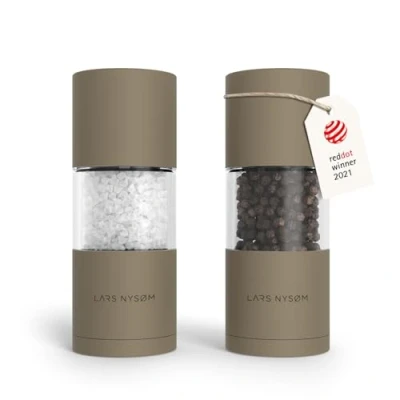 Immagine di LARS NYSØM Set di macine per sale e pepe in acciaio inossidabile con macinino ceramica regolabile 2 pezzi I Designer Spice Mill (Taupe Brown)