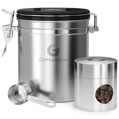 Immagine di Coffee Gator Barattolo per caffè ermetico (piccolo 0,9 L) contenitore chicchi di in acciaio inox con valvola CO2 e indicazione della data nel coperchio, luce dell&#039;aroma, misurino