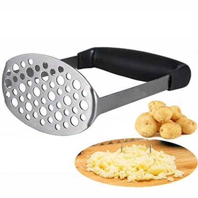 Immagine di schiacciapatate Smaier in acciaio inox superficie forata e liscia realizzata per schiacciare le patate