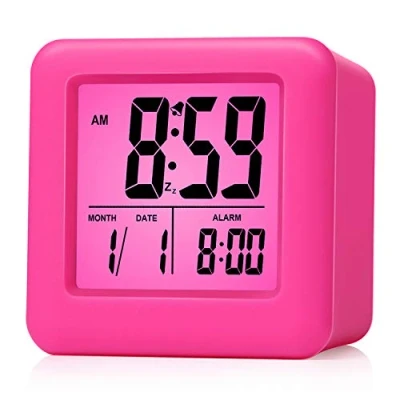 Immagine di Plumeet Sveglia Digitale da Viaggio, Facile Impostare, con Snooze, Retroilluminazione, Ampio Display per Ora, Mese, Data e (Rosa)