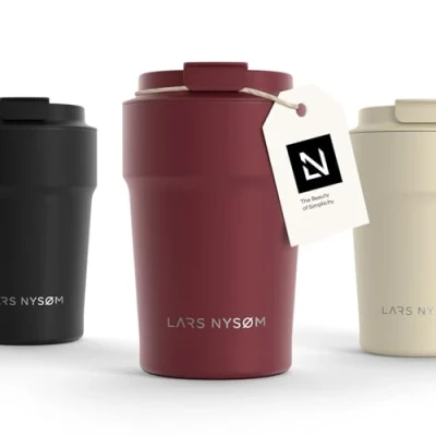 Immagine di LARS NYSØM Tazza Termica per caffè Thermo Coffee Mug to Go 380ml da Viaggio Senza BPA 0,38 Litri con Isolamento In Acciaio Inox e Tenuta stagna tè (Berry Red, 380ml)