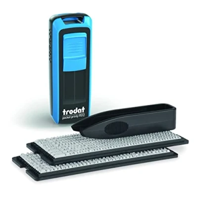 Immagine di Trodat Timbro Blu Autoinchiostrante Autocomponibile Fai Da Te Tascabile, Pocket Printy 9512 Typo, 47x18 mm 4 Righe, Inclusa Cartuccia Inchiostro Nero, con Pinzetta e 1 Set di Caratteri, Icone Numeri
