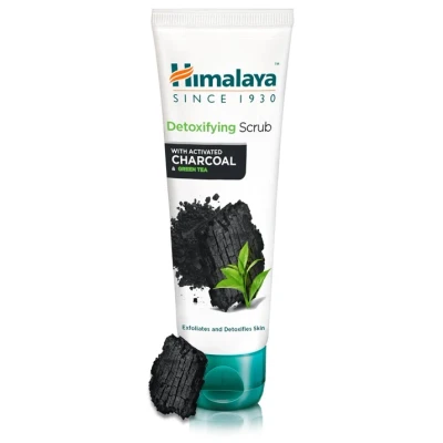 Immagine di Himalaya Detoxifying Face Scrub With Activated Charcoal and Green Tea that Exfoliates, detoxifies skin Nourishes moisturizes Delivers fresh matte finish free from shine oil 150ml